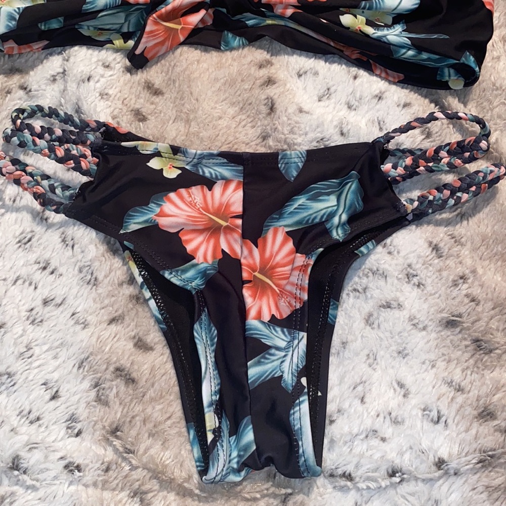 Bathing suit - Picture 3 of 4